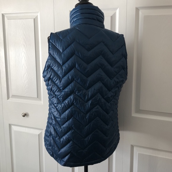 NWOT Calvin Klein Women’s Premium Down Zippered Vest with Headphone access, XL - Picture 7 of 11